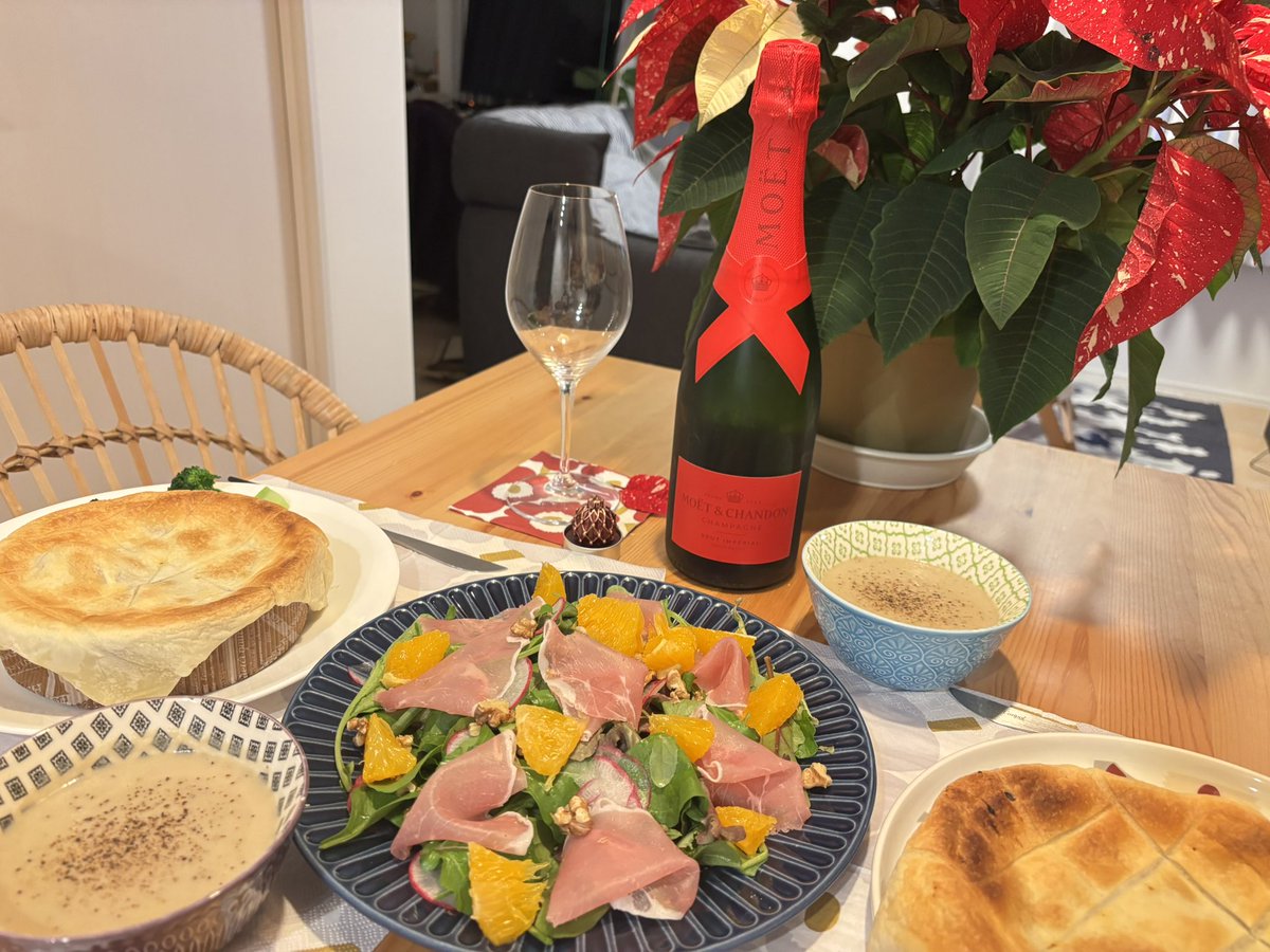 aykaaaaa731's tweet photo. 今年のchristmas party🎄🍽️
・ビーフシチューパイ
・マッシュルームスープ
・生ハムと胡桃のサラダ
・モエシャン(ホリデー限定ボトル) https://t.co/1VoppIB0yK