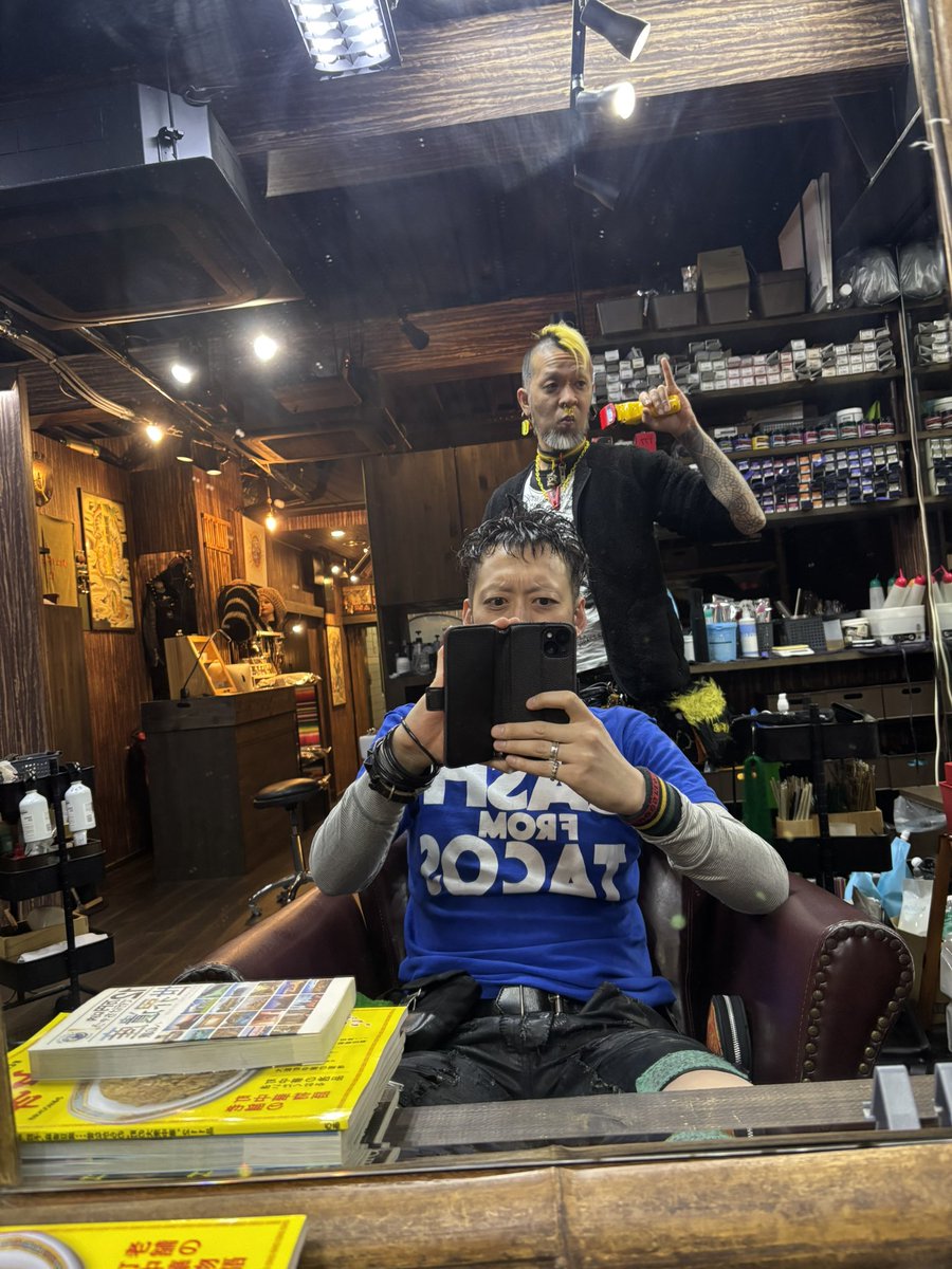 DJ前にタイちゃんのお店で今年最後の魅惑の変身。

タイちゃんいつもありがとう！
来年もよろしく！！！