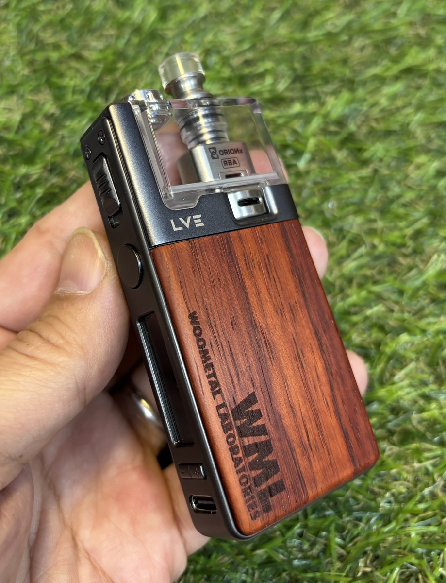 mamedenkyu100w's tweet photo. Woometal Laboratories謹製@vape_dtf 
オリオン2用パネル到着
カッコええ！

深い赤茶のパドック材に
オイルフィニッシュで、しっとり手触り。

LVEのウッドパネルも良いけど、更に玄人好みな感じね

手に取らないと分かりにくいんだけど、丁寧な仕事してますな
同じ制作者として学ぶ点が多いわ https://t.co/BDyc3vHQ9l