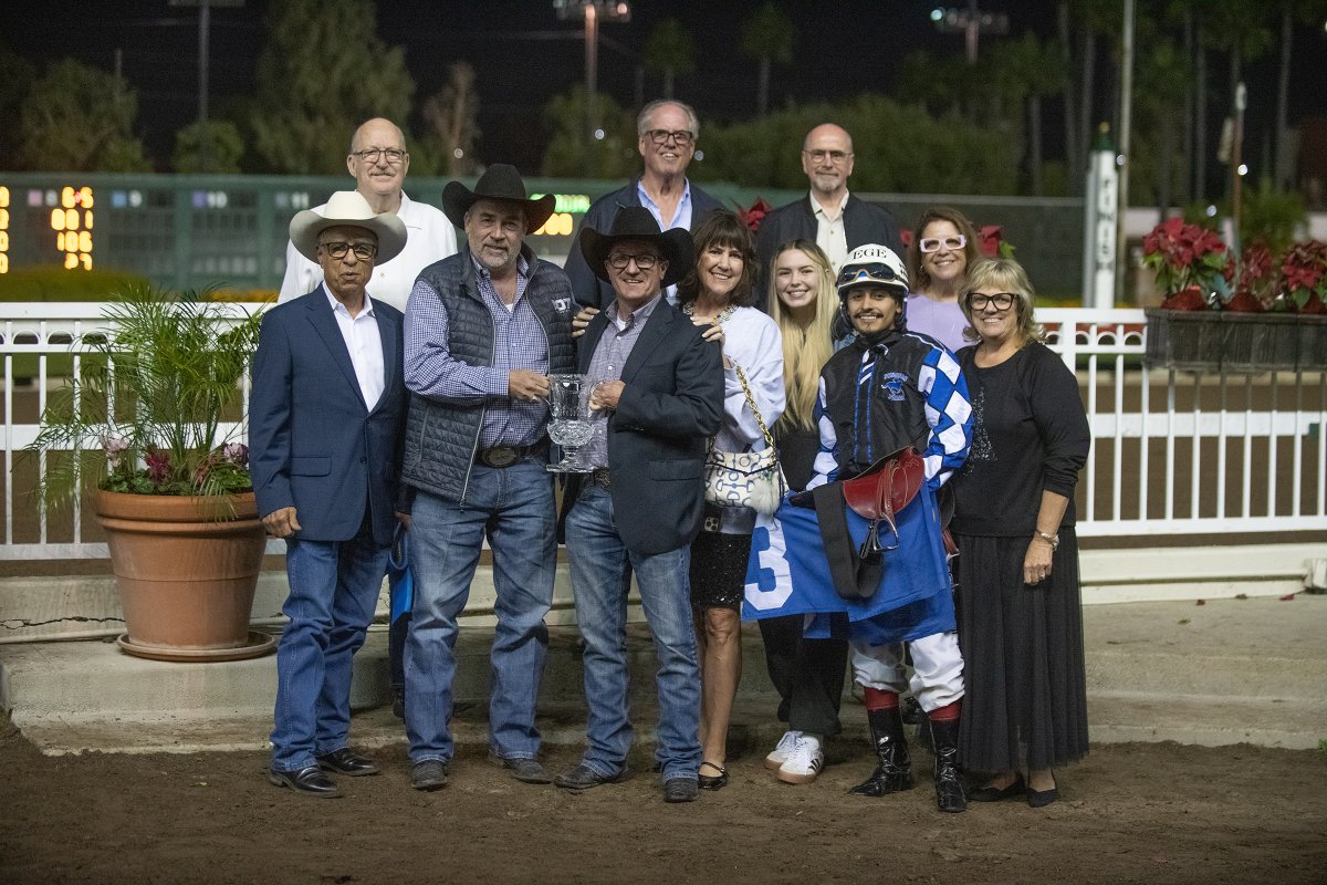 losalracing's tweet image. The A Ransom Handicap goes to the filly Eyesa Wagon My Tale. In the winner's circle, the legendary AQHA Hall of Fame horseman G.R. Carter presented the trophy to the winning connections.