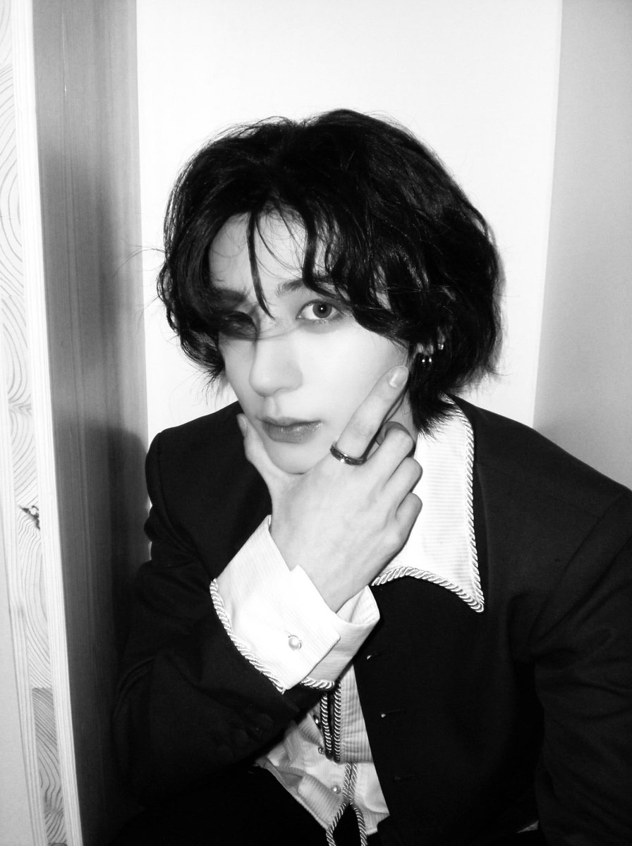 leehankid's tweet photo. POV: a few decades ago vs now, themed like Leehan as a vampire reminiscing about his black and white era. Hehe, not that serious, I’m just kidding okay! Not a vampire, just an ordinary boy here. https://t.co/E3QSinRNBQ