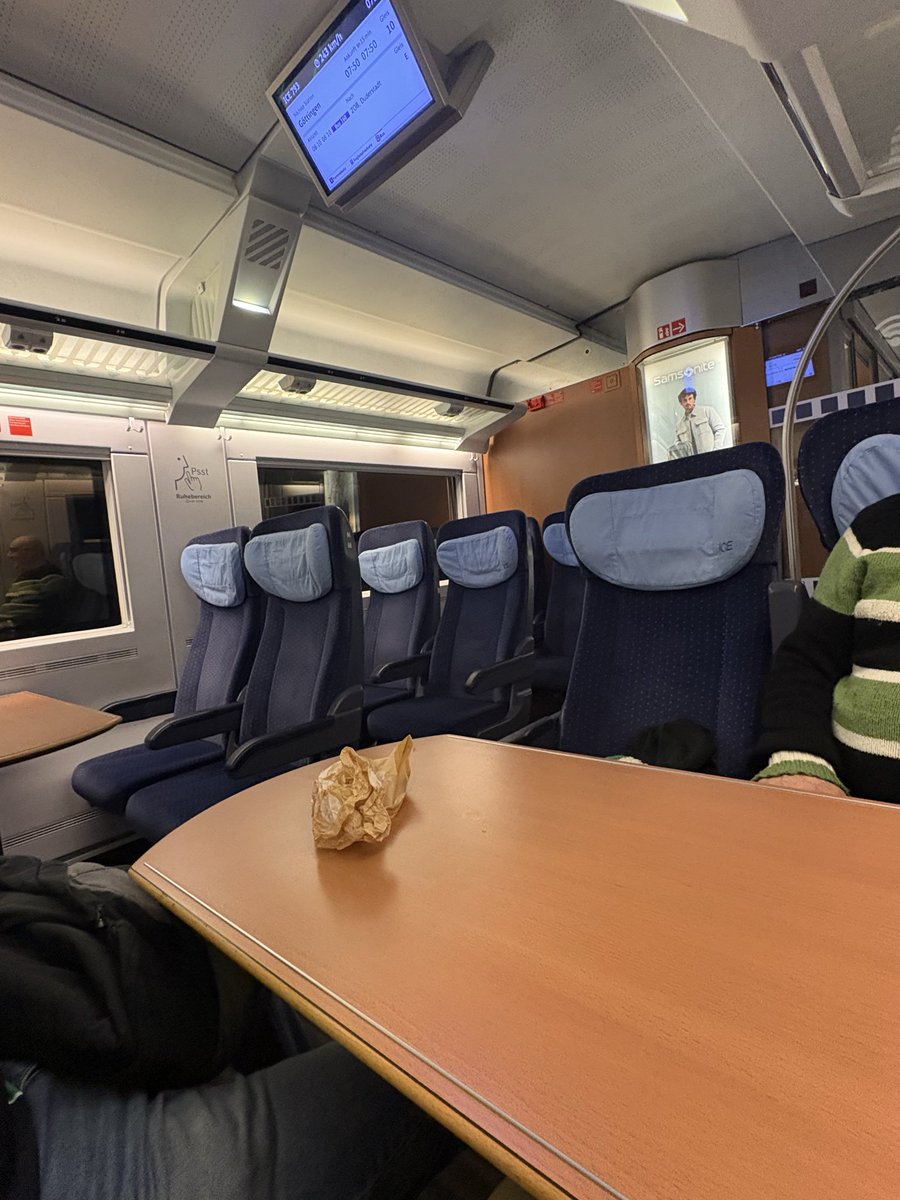 morrishsv's tweet image. Ende Dezember durchs halbe Land für den HSV 🥴