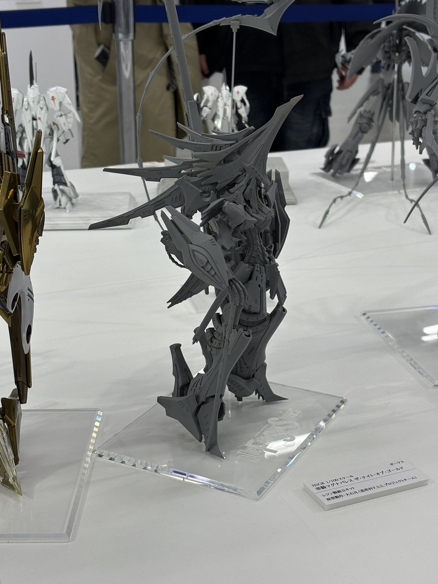 キレイに塗装されてるのもいいけど、サフ状態、原型展示大好き