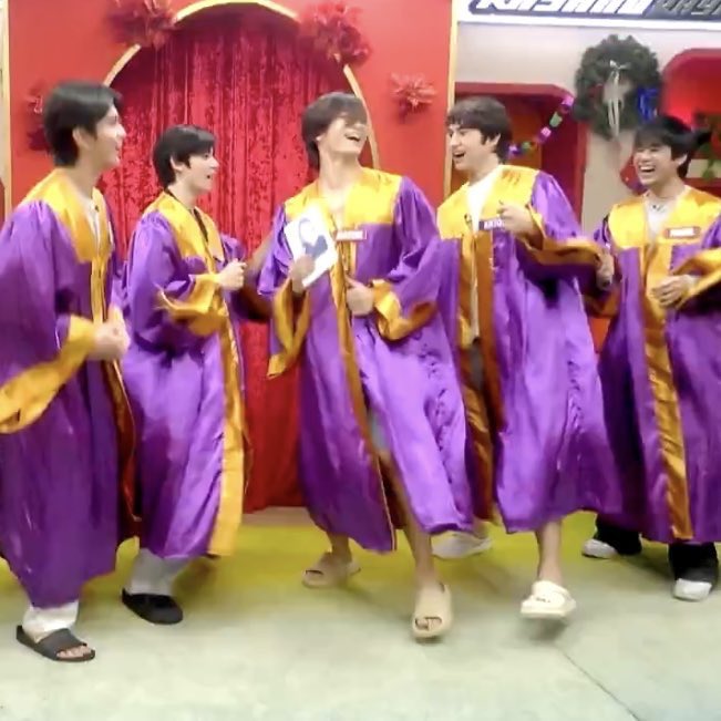 arcefordy's tweet image. my cry baby 🥺🤏🏻 + joaquin holding his mom’s picture haha cutie!!

#JoaquinArce 
#PBBCollab20FamiLove