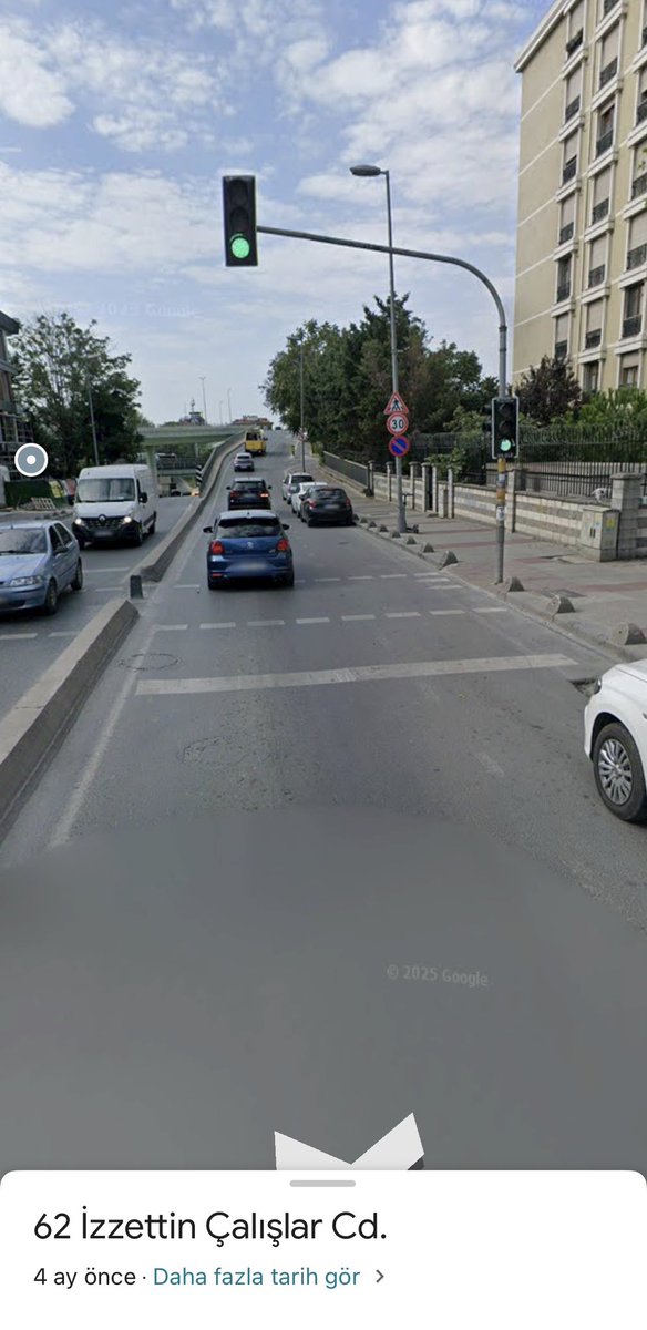 Bahçelievler, İzzettin Çalışlar caddesinin E5in üstündeki köprüye bağlandığı kısımda eğimden dolayı yağmur yağdığı zaman tam burada gölet oluşuyor ve araçlar geçemiyor. Lütfen buranın mazgallarının temizlenmesini rica ediyorum <a href="/IBBcozummerkezi/">İBB Çözüm Merkezi</a>