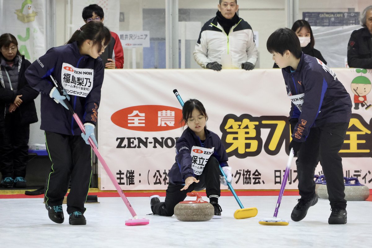 zennoh_sports's tweet photo. 🎄JA全農 #チビリンピック 2025🎅
第７回 全農杯 全日本小学生 #カーリング 選手権大会🥌

【5位･6位決定戦】
札幌ジュニア(北海道)8-1チーム東京千葉愛知(東京･千葉･愛知)

最後まで全力で挑んだ姿に拍手👏

「ニッポンの食」パワーで がんばれ！🇯🇵

#全農 #子どもたちの夢を応援 https://t.co/tfiblNGalN