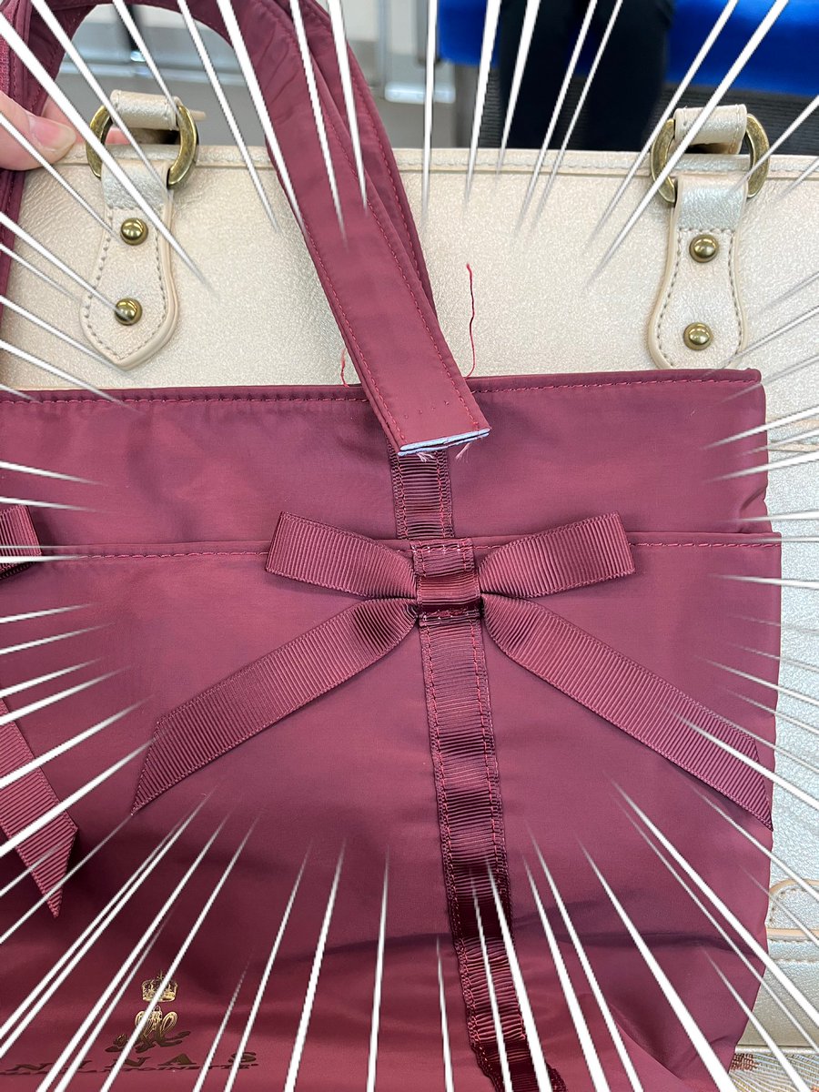 バッグ受け取ってきたー！
金色のバッグ嬉しい✨✨
しまむらでビニールとかエアクッションとさ全部取ってもらってすぐ使い始めたよ✌️

したらさ、ニナスのトートの持ち手が取れた😳
替えがあるタイミングで良かったけど、なんか昨日の帰りから微妙な現象がおきてるな…