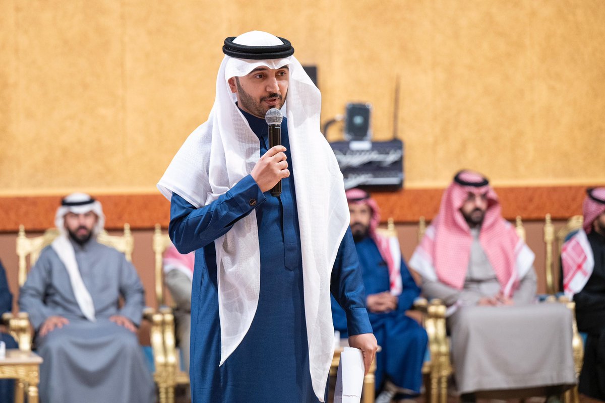 سعدت وتشرفت الثلاثاء الماضي بإدارة الجلسة الحوارية المفتوحة بين معالي وزير الإعلام سلمان الدوسري وبين عددٍ من الزملاء والزميلات ممثلي وسائل الإعلام في منطقة الحدود الشمالية ، هذا اللقاء اتسم بقيمة التواصل بين معاليه وبين الاعلاميين وكان وسيلة للتواصل المباشر ومليئاً بالشفافية