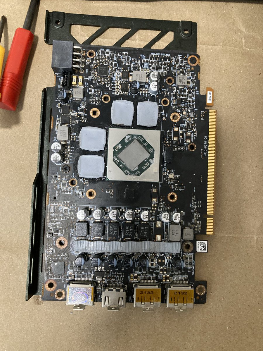 150r7's tweet photo. サファイヤRX6600 ジャンク品購入
サーマルパッドは綺麗な状態で再利用可能でした。
サーマルパッドの厚みは
VRAM 1mm、VRM 2mm
でした。 https://t.co/m60zxr7yNw