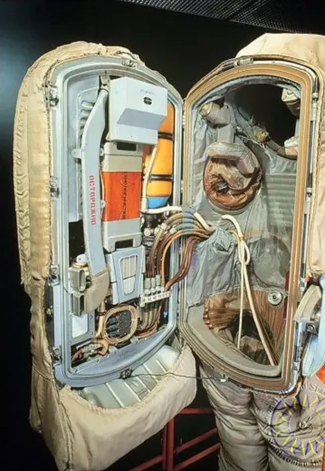 engineers_feed's tweet photo. Vintage soviet space suit - Krechet ("Merlin") space suit was developed in the 1960s by the Soviets for lunar exploration, one of the most advance pieces of engineering from that era. https://t.co/ZdiQcupFUb