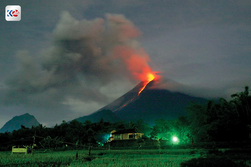 ثوران بركان جبل ميرابي في إندونيسيا يبث الذعر بين المواطنين في المناطق المحيطة 