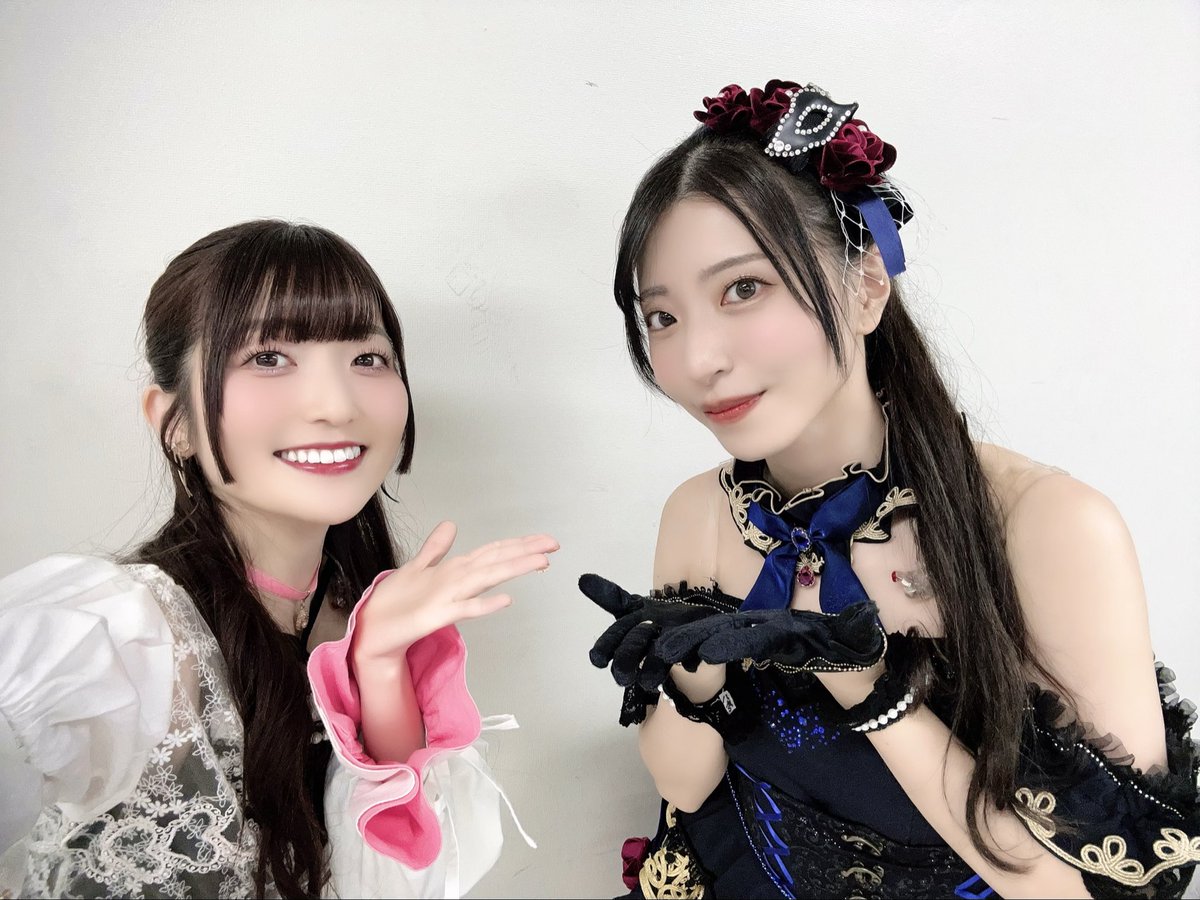 白瀬咲耶役の八巻アンナさんと
お写真を撮っていただきました📷💕

『Emergence Vibe』を一緒に歌唱させていただいたのですが
八巻さんの低音かっこよすぎました😭💖
(宵闇のイリュージョンも本当に素敵でした🍾🖤)
お写真、有難うございました✨

#アイマスMOIW2025_day1