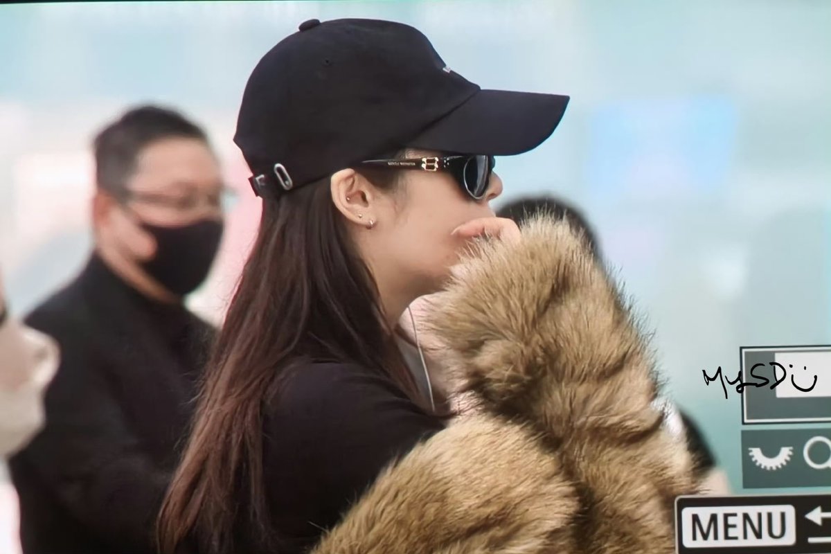 معلومة || 25.12.21:

صور جيون في مطار هونغ كونغ ذاهبه الى كوريا بعد انتهاء حفل تيارا