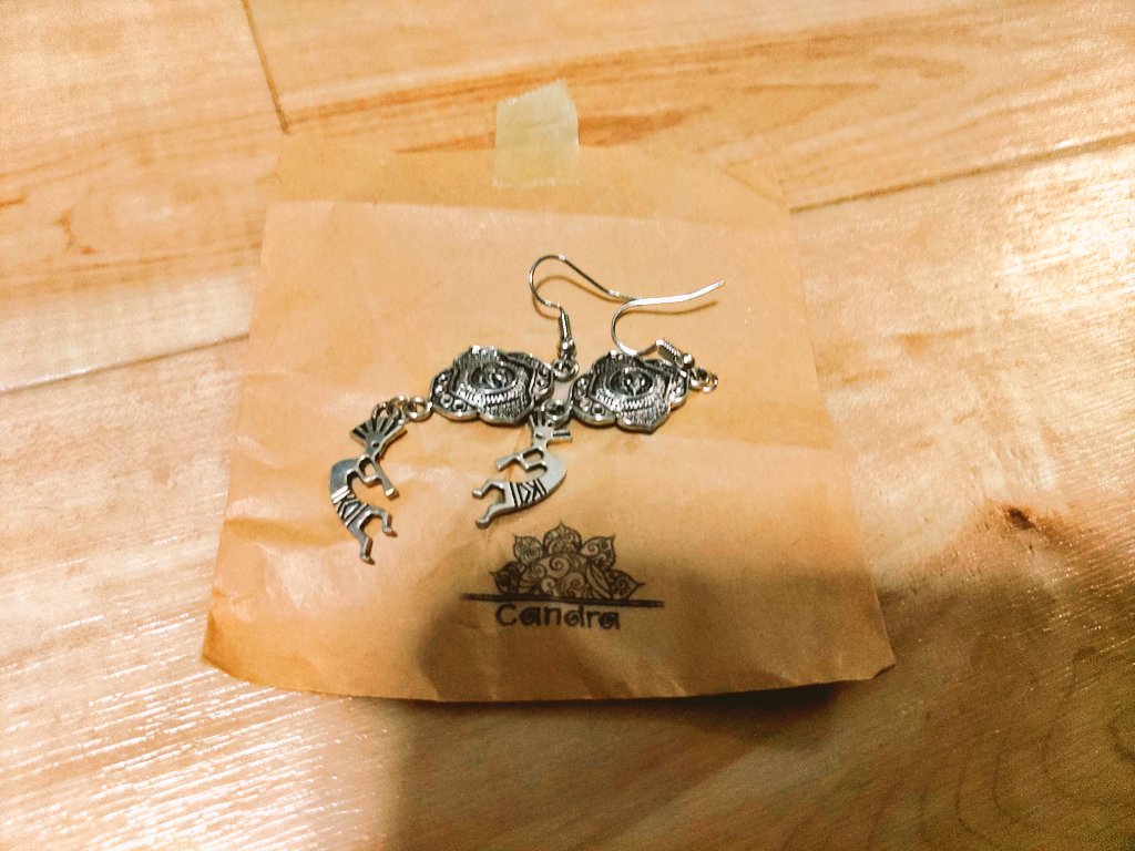 nanamaruco705's tweet photo. 旦那君のバンド練習を待ってる間のウォーキングでPAL行ったらクリスマスマルシェしててCandraさん居たのでピアス購入✨
Candraさんのエスニックピアスがドスライク過ぎて色々なマルシェで見かけると買っちゃう位数年前からお気に入りショップ♥️
今日はココペリちゃん❤︎
#Candra https://t.co/dTAqzUzxrl