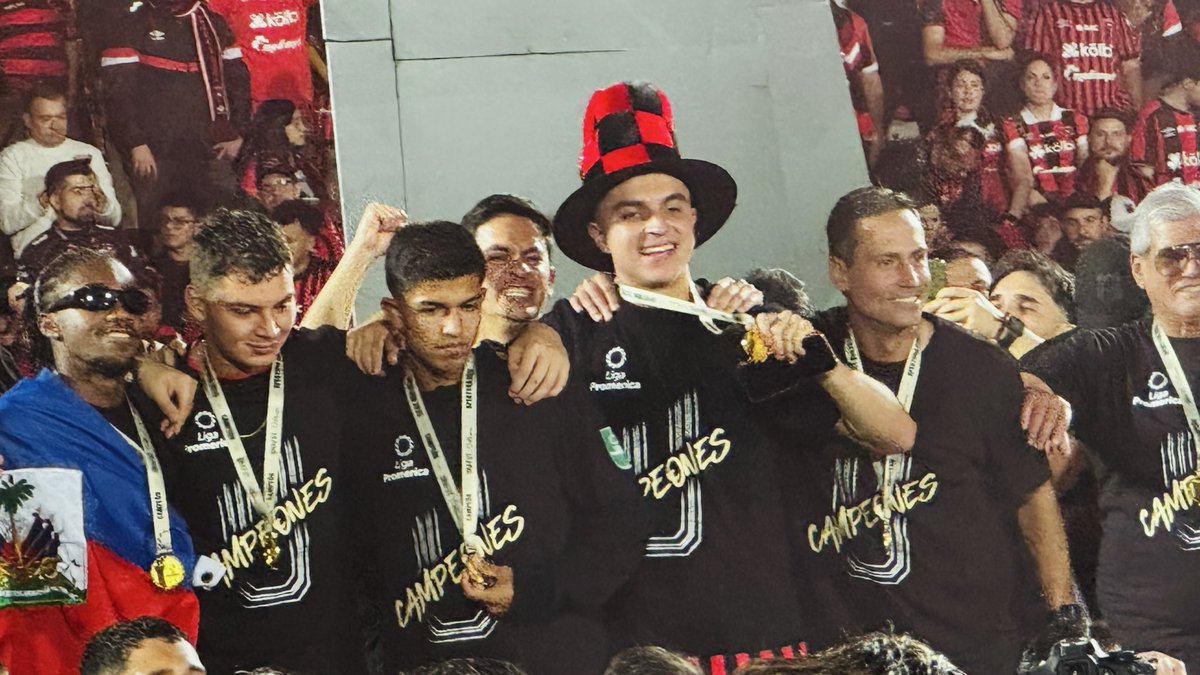 cami2o's tweet photo. Por ustedes, por nosotros, por la historia, por los colores y por el escudo. CAMPEONES ❤️‍🩹 A celebrar hermanos(as) manudos (as) https://t.co/uAanDq3h2P