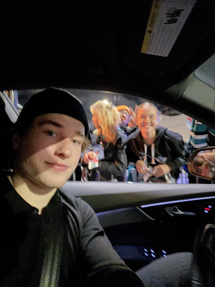 MS_eventing's tweet image. Met Mack for the first time and i am quite literally shaking 😂😂