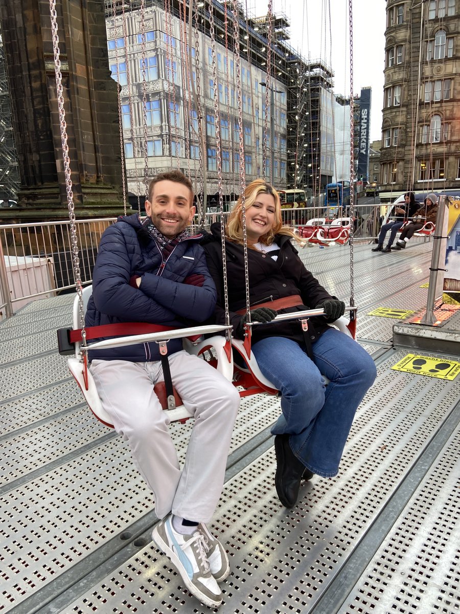 🎄 Al llarg del programa d'esta nit descobrirem com es viu el Nadal a Edimburg:

🎺 Passejades pels carrers engalanats
🎡 Pujada a la nòria del mercat nadalenc 
🧊 Experiència en un bar fet íntegrament de gel
⚰️ Matí al cementeri de Greyfriars, un lloc de gran tradició