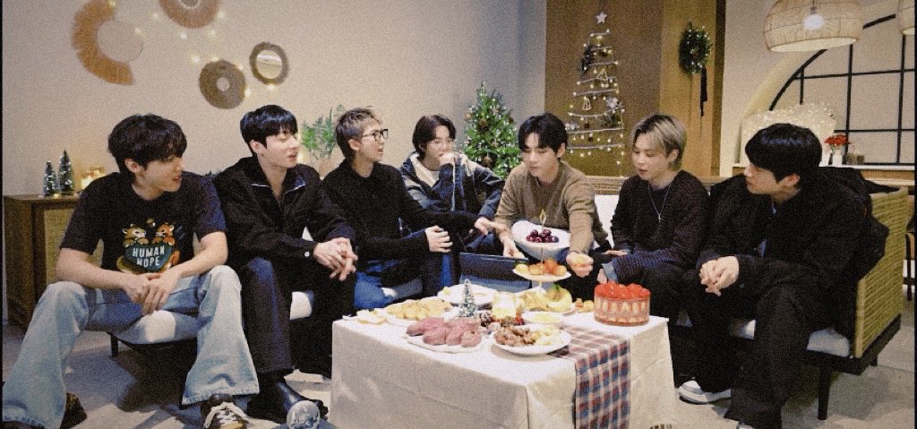 kooadmirerr's tweet photo. family https://t.co/C36u1glA21