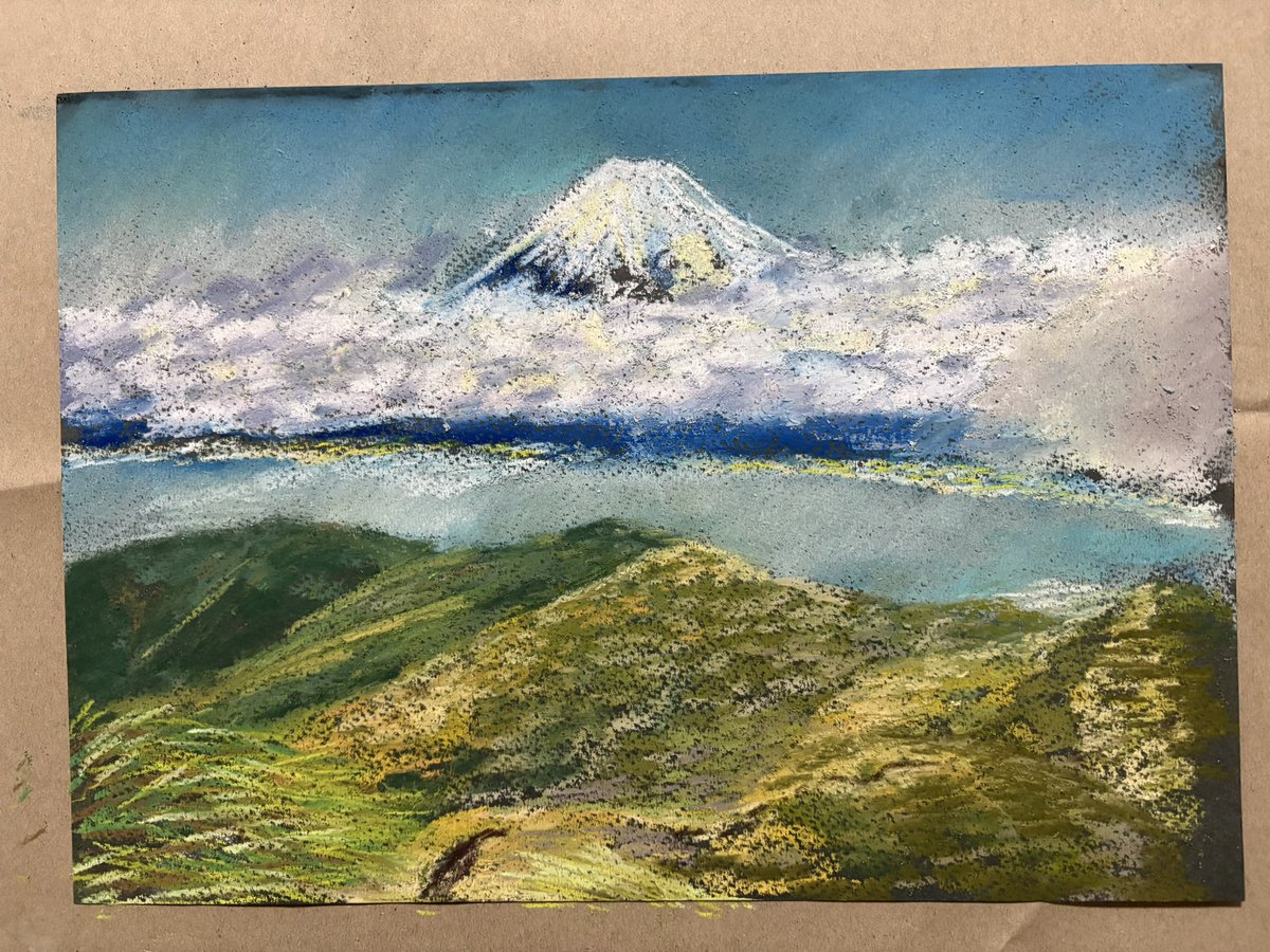 nojimaamijion's tweet photo. ITJで見た景色をお絵描き。写真で撮ると濁った感がより一層増すのはなんでや。
それにしてもあの景色が売りやのに初めての雨開催。もっとしっかりいい景色になって欲しかったなぁ。
#パステル画
#伊豆トレイルジャーニー
#ITJ https://t.co/UUWNRIt4sg