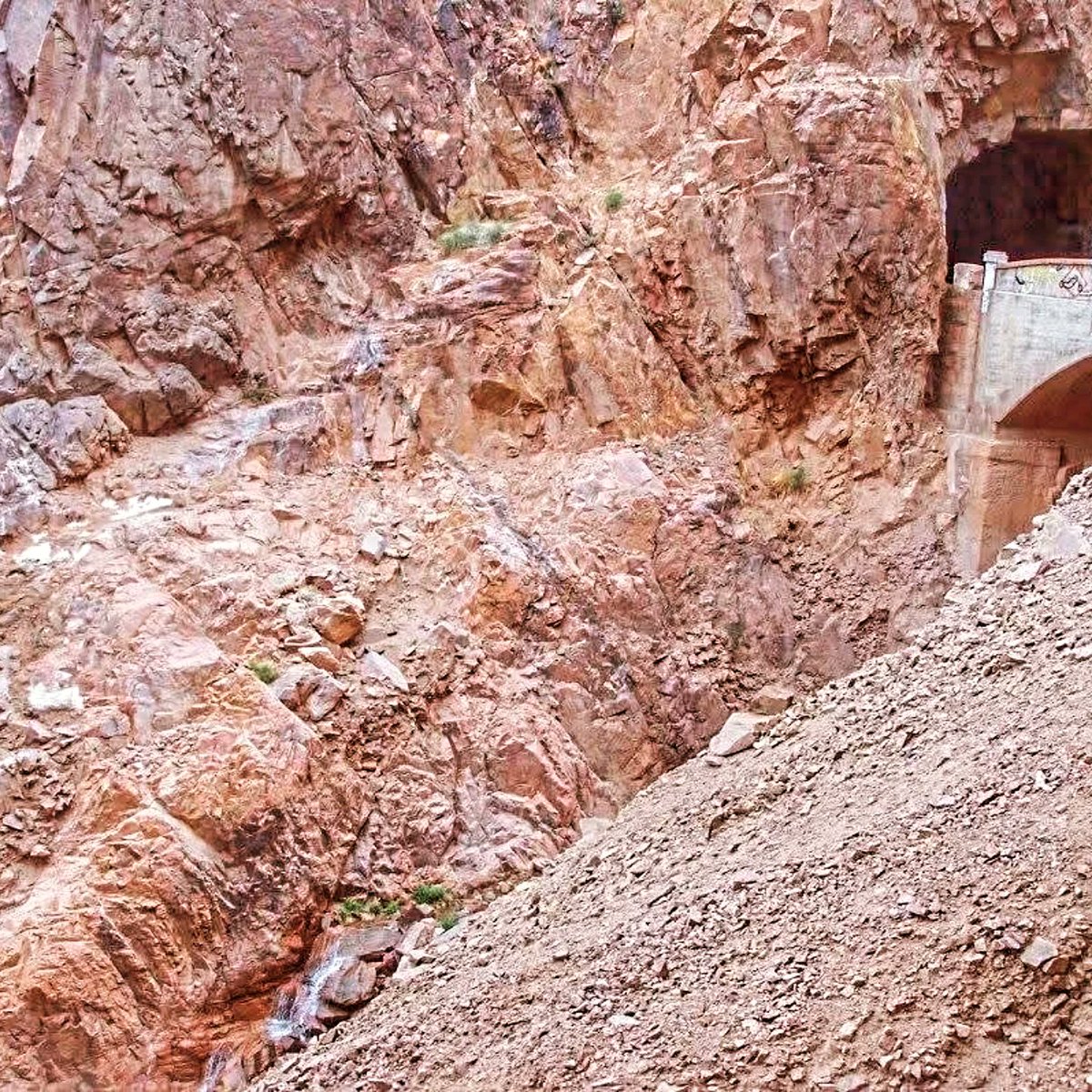 La Ruta escénica de #Mendoza es una atracción turística en si misma. Sus curvas, sus túneles, puentes, paisajes y silencio son un encanto para los sentidos.
Por supuesto manejando con precaución y atentos al camino.
#argentinaxargentinos #argentinosporelmundo  #turismointerno