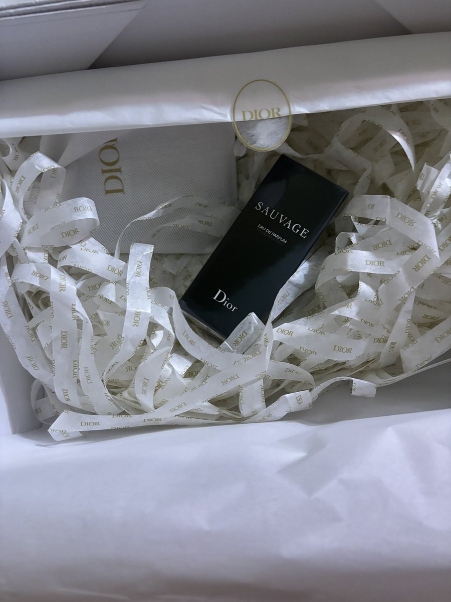 catnip's tweet image. brand new chanel/dior colognes and tiffany &amp;amp; co chain selling for half price 

colognes $100 each

chain $200

msg me to buy