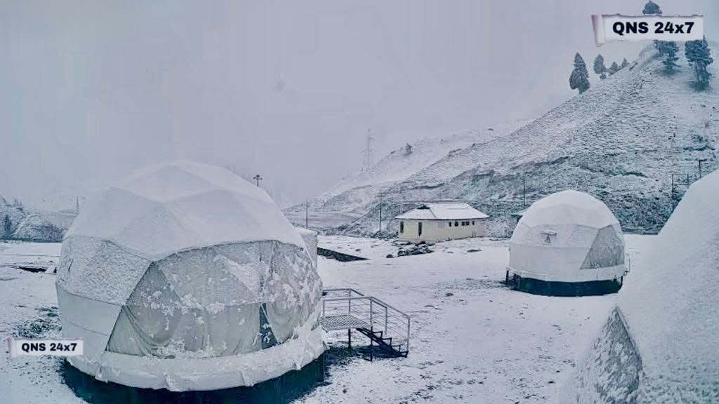 Qns24x7's tweet image. Snowfall has Begun in #Sonamarg, Blanketing the meadow in a breathtaking white Carpet. Visitors are Welcomed to experience the true charm of Winter. Travel safely, Stay Warm, and Enjoy the Magic.