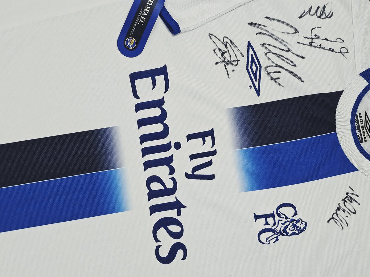 VsKitCorner's tweet image. Delivery Day!

Chelsea 2003/04 Away. 

Brand New With Tags and signed by Frank Lampard, Damien Duff, Eidur Gudjohnsen to name a few. 

This shirt was also worn as the third shirt in the incredible 2004/05 title winning campaign.

#CFC