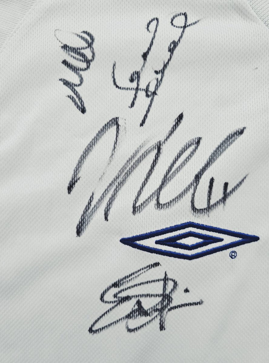 VsKitCorner's tweet image. Delivery Day!

Chelsea 2003/04 Away. 

Brand New With Tags and signed by Frank Lampard, Damien Duff, Eidur Gudjohnsen to name a few. 

This shirt was also worn as the third shirt in the incredible 2004/05 title winning campaign.

#CFC