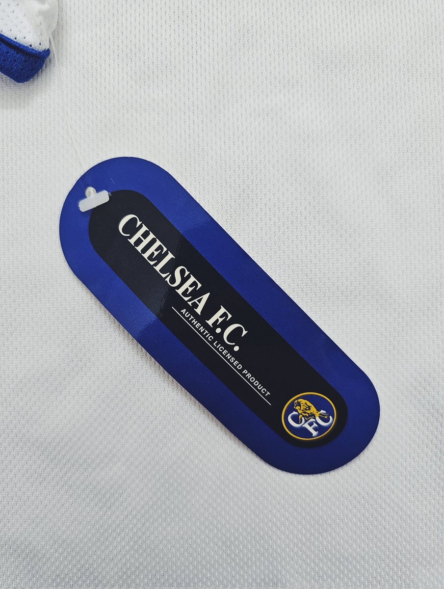 VsKitCorner's tweet image. Delivery Day!

Chelsea 2003/04 Away. 

Brand New With Tags and signed by Frank Lampard, Damien Duff, Eidur Gudjohnsen to name a few. 

This shirt was also worn as the third shirt in the incredible 2004/05 title winning campaign.

#CFC