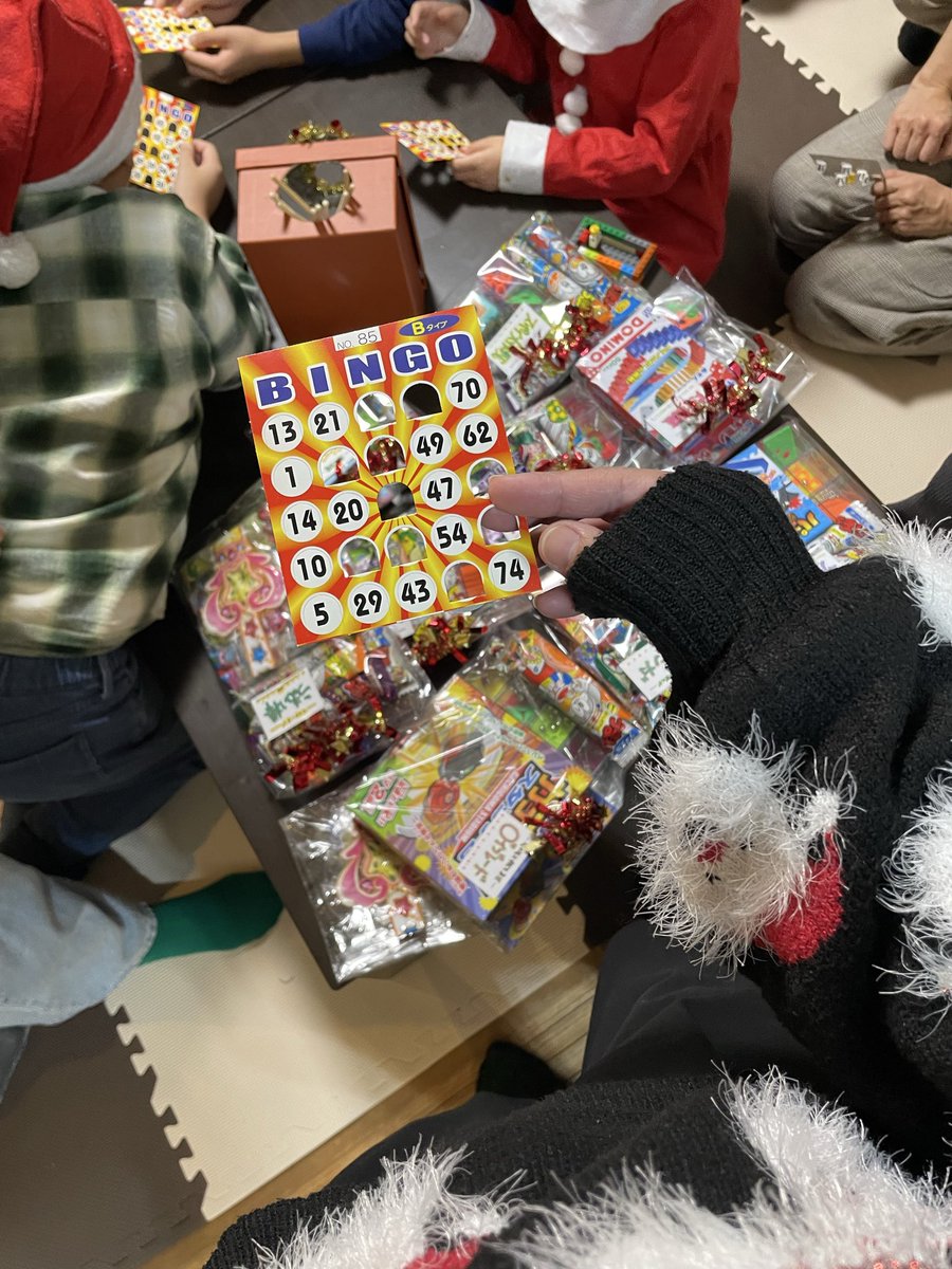 クリスマス会。 ビンゴ一番乗りが出た直後はみんな総立ちになって