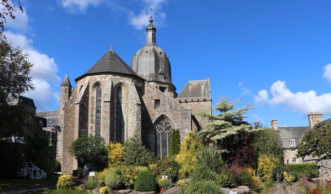 L'#abbaye Notre-Dame de Saint-Sever fondée au XIᵉ s. est un ancien monastère bénédictin situé dans le #Calvados, en #Normandie. Lors de la guerre de Cent Ans, les Anglais la transforme en forteresse, elle devient une manufacture à la Révolution, en 1881 elle est classée aux MH.