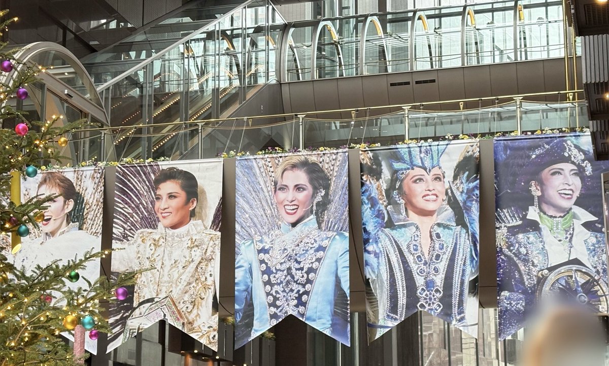 seno703's tweet photo. 『TAKARAZUKA FANtastic Christmas in UMEDA』
本日 11時の回を 拝見させて頂きました。
じゅりさんの司会で 各トップさんご出演。
開演して 2〜3分で 暁さんの「恋の千年炎」を聴けて 感動でした。
各トップさんウィンクも😘…ご馳走様でした😋

忙しい年末の中のとてもいいFANtasticな時間でした。 https://t.co/qSTLTcdoBX