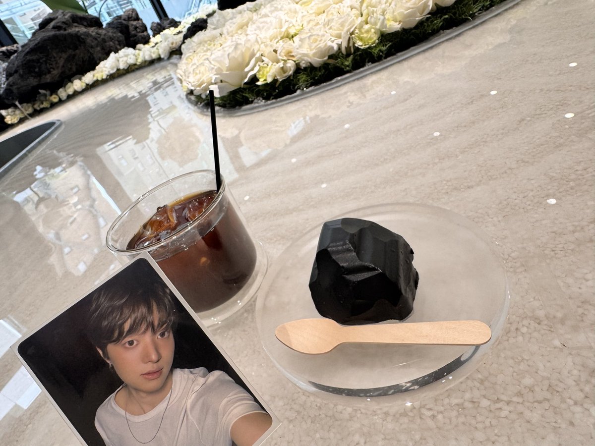 東京お23でYUMA.HARUA.MAKIが行ってたカフェ気になっててやっと行けた〜😊
急遽だったからうぃじゅのトレカしか持ってなかったけど
ステッカーだけじゃなくてGo in Blindのポスターまで飾ってくださってて嬉しかった〜🧡
他のカフェも少しずつコンプしていきたい
#東京お23 #andTEAM