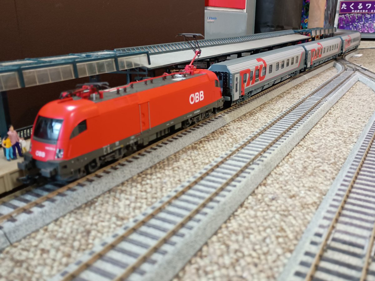 Yochan_Bahn's tweet photo. モラヴィア号のウィーン出発時短編成!🇦🇹🇨🇿🇷🇺
D/IC 100 Moravia (2014)
Wien-Bohumín-Moskva/Sankt Peterburg
ÖBB 1116 Taurus
(Piko Hobby 57919-2)
& RZD Sleeping cars
(LS Models 48113/ACME52109)
#東欧チャンピオンカーニバル
#欧州型H0よ
#night_train_Collection
#鉄道模型
#HOゲージ https://t.co/kwBphZUXO9