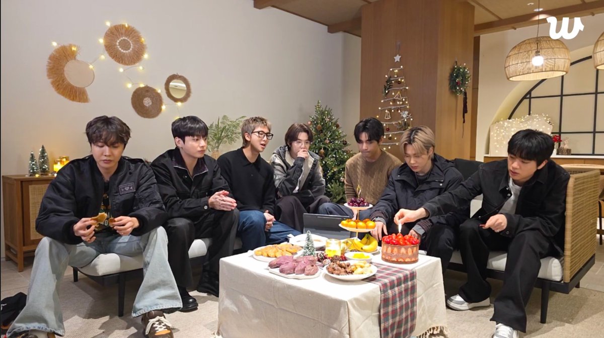 _candyclover's tweet image. #RM: มาทำให้ปี 2026 เป็นปีของบังทันกัน!
#SUGA: จัดชุดใหญ่เลย!
#RM: มาแน่!

weverse.io/bts/live/4-216…