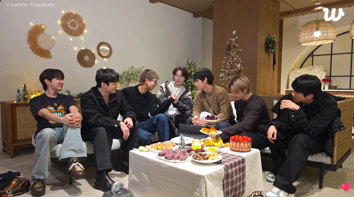 🔴 251221 <a href="/BTS_twt/">방탄소년단</a> Weverse LIVE

🐰: ก่อนไลฟ์เราไปประชุมมา
🐹: แล้วก็กินข้าวมาแล้ว
🐱: จะมีเรื่องดี ๆ มาแน่
🐨: อึดอัดจะแย่ละ!

🐻: ยุนกิย่า! เขาบอกว่าอย่ากัดเล็บล่ะ
🐱: ไม่ได้กัดนะ แค่แปะไว้เฉย ๆ
🐰: ทำไมแปะไว้ล่ะ
🐱: แค่ชอบฟีลมันอะ

🔗 weverse.io/bts/live/4-216…

#BTS #방탄소년단