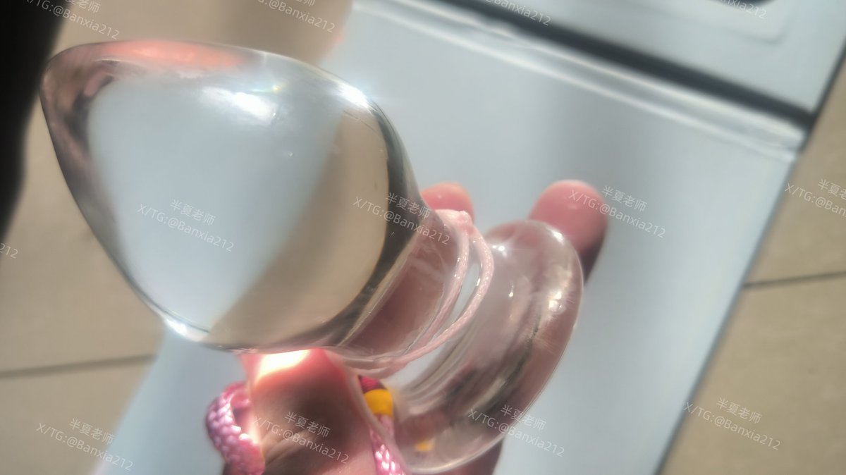 哇这个肛塞可以看见里面，好色……4.5厘米的直径把菊花扩张到极限，身体和心理上的双重兴奋啊🤤❤️
（绳子是我系上防止掉进去的）
#扩张 #肛塞 #露出 #自慰 #对镜自拍