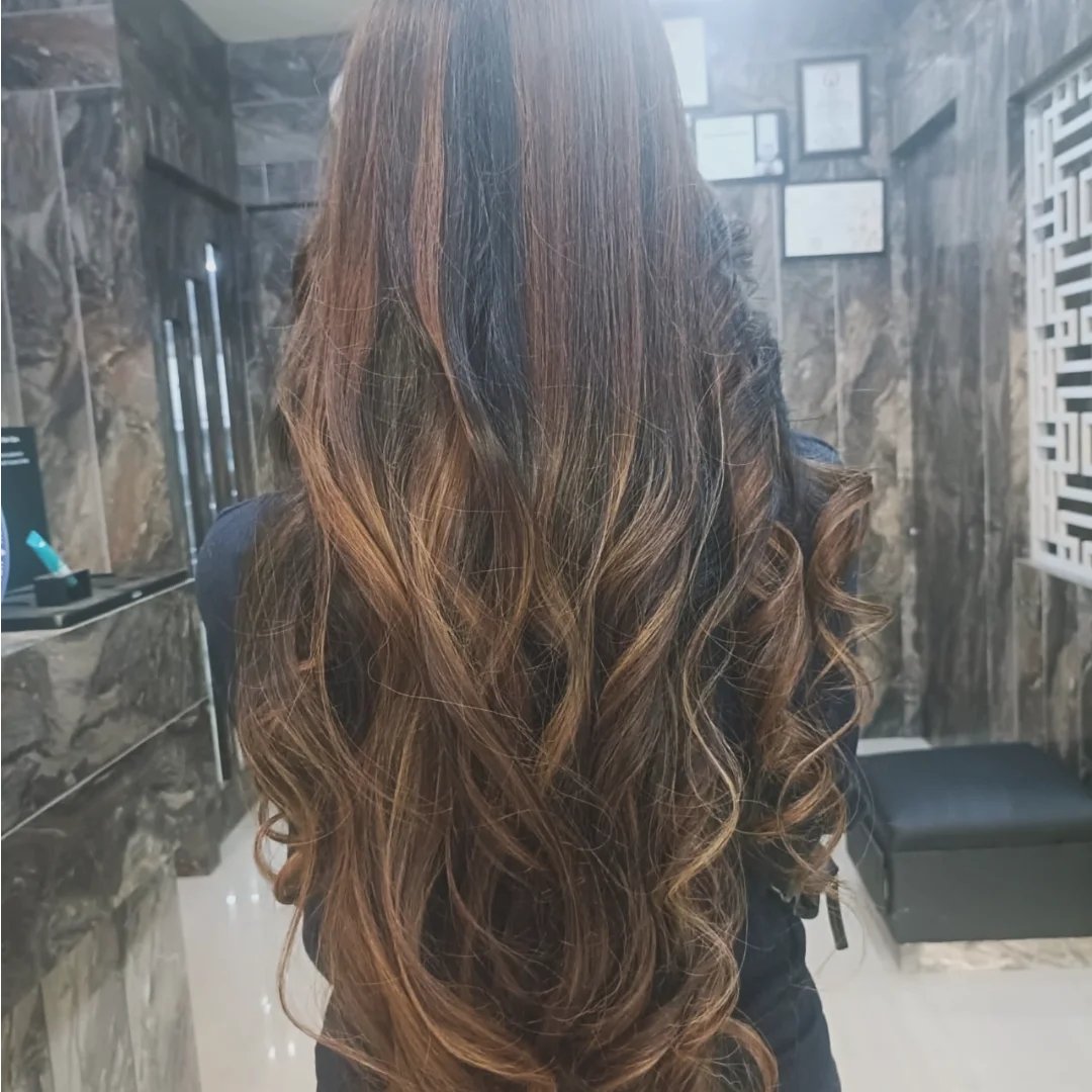 BaideesThe's tweet photo. Natural caramel balayage with soft curls 🤎

Perfect blend, smooth finish, and healthy shine.

DM / Call us for appointments.

📍The BaiDee's Bargarh 
☎️ 9583333367 

#haircolour #balayage #thebaideesbargarh #hairtransformation https://t.co/bBgaBKBRok