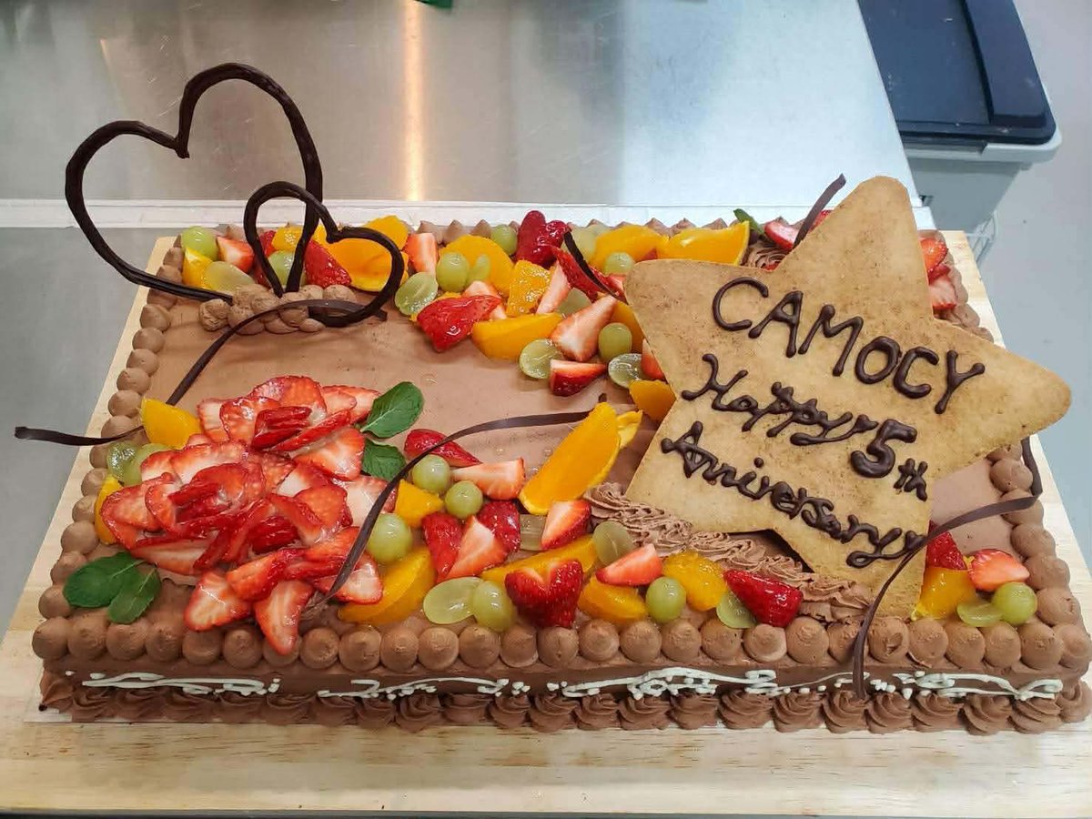 CAMOCY5周年お祝いケーキ！ウェディングケーキサイズをカットしてお客さまにお振る舞いしました🌟生フルーツやチョコ細工、クッキープレートの豪華仕様🎄🍓CACAObromaのスタッフさんが作ってくれました！登場した時に「おぉ〜！」とどよめきおきるくらいビッグで華やかなお祝いケーキ、すごい🎅🏻