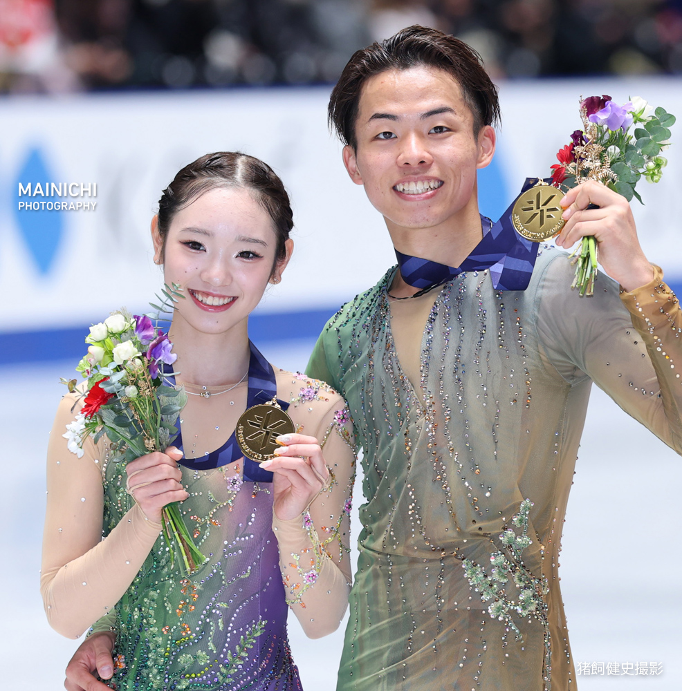 mainichiphoto's tweet image. 全日本フィギュアスケート選手権2025で、ペアフリーで2年ぶりに優勝した「ゆなすみ」こと長岡柚奈選手、森口澄士選手の笑顔が届きました。
写真特集→mainichi.jp/graphs/2025122…