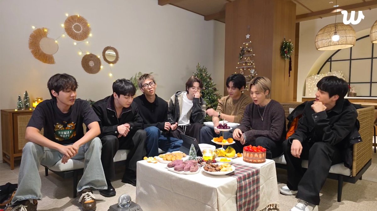 #SUGA: เดี๋ยวก็ใกล้จะมีอะไรปล่อยออกมาแล้วปะ
#RM: เร็ว ๆ นี้! เร็ว ๆ นี้แล้ว
#Jin: เร็ว ๆ นี้คงมีอะไรออกมาให้ดูบ้างแหละ
#RM: ที่มาไลฟ์วันนี้เพราะอยากทำอะไรสักอย่างให้ทุกคนเห็นนี่แหละ ตอนนี้เราทำอะไรไม่ได้มากไปกว่านี้ละ
#Jimin: ปล่อยมาเถอะฮะ ปล่อยมาเร้วว

weverse.io/bts/live/4-216…