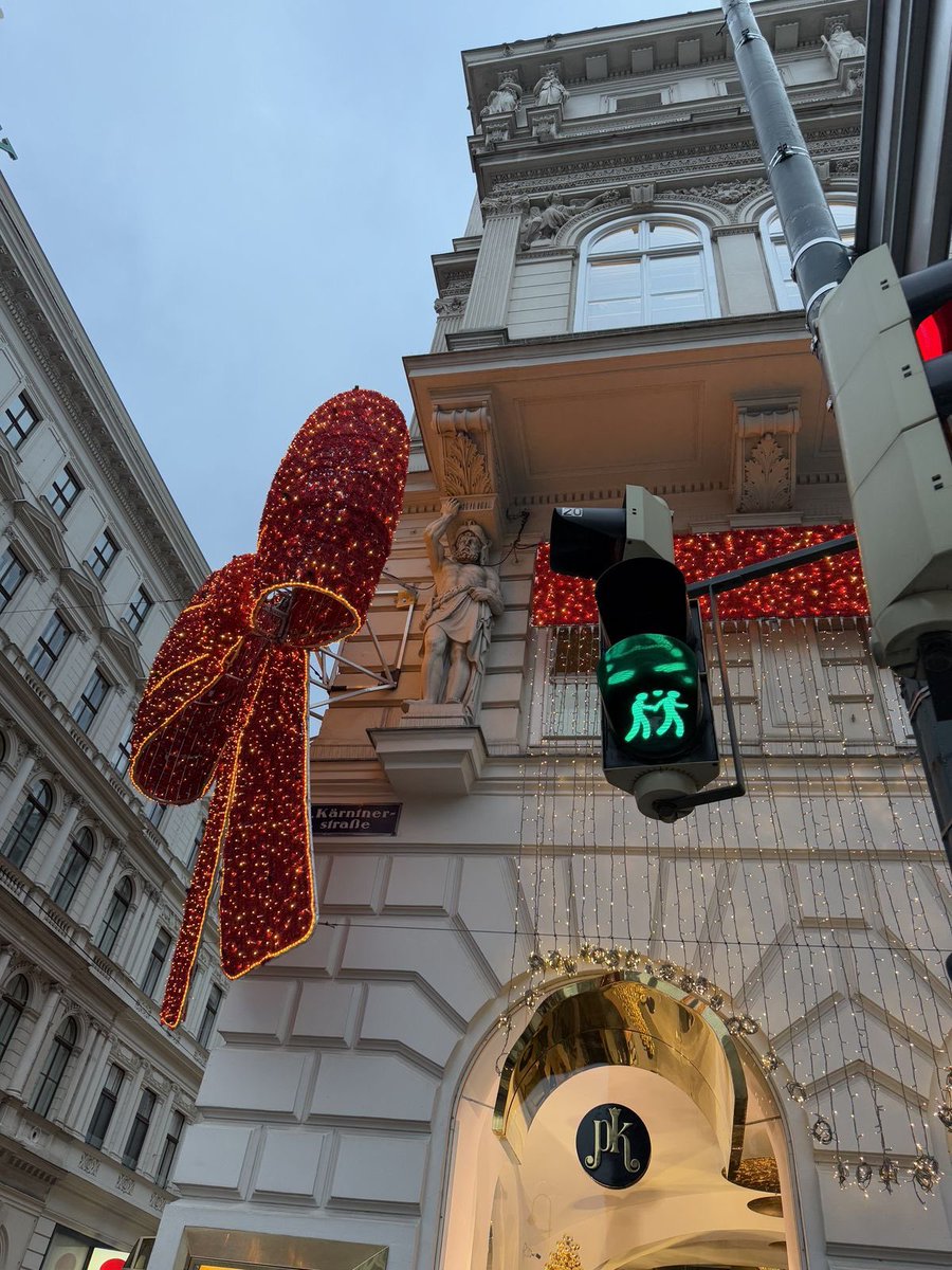 Diorgirlx's tweet photo. christmas in Vienna https://t.co/5Xhys9u61n