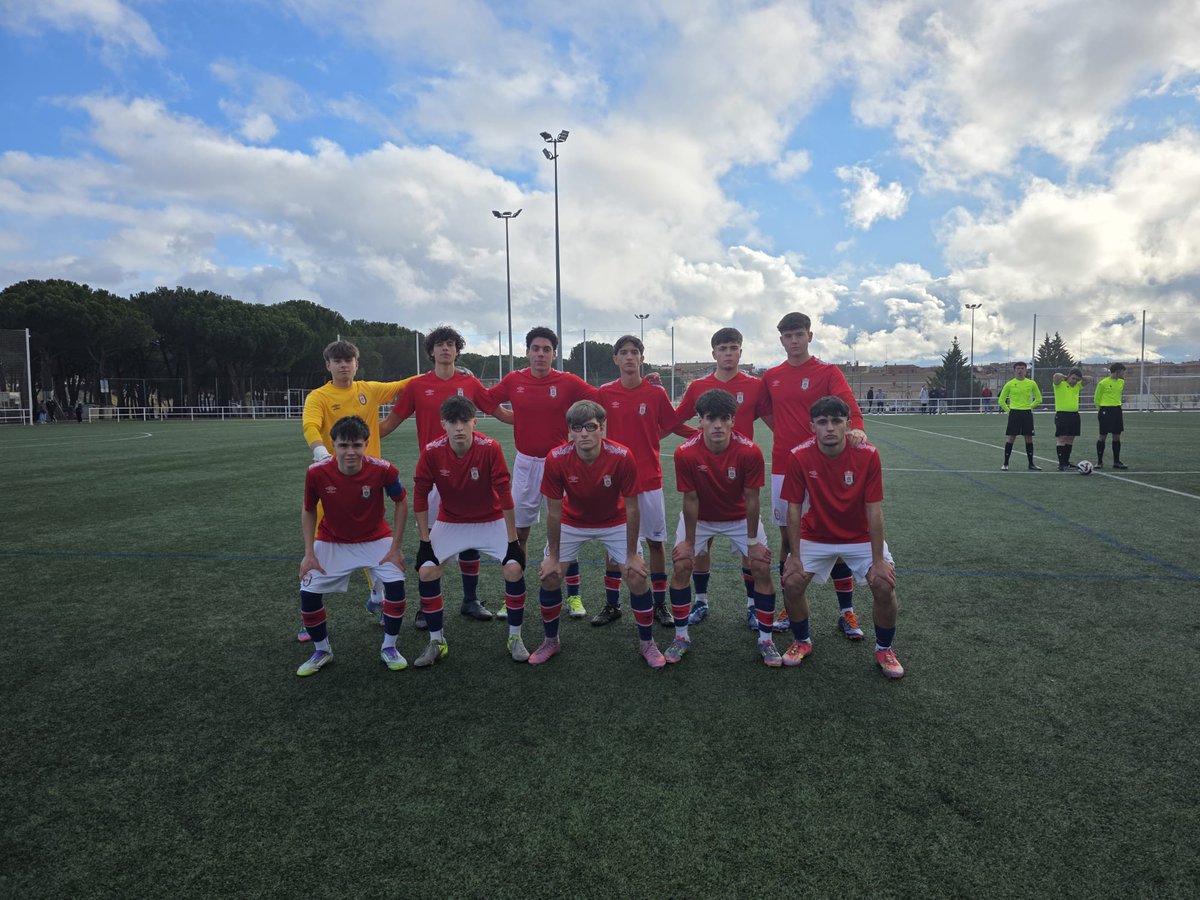 Juvenil Regional - Derrota en casa ante Zona Norte. ❌⚽

Ahora toca parar, descansar en Navidades 🎄😌 y volver en enero con más ganas y más fuerza. 💪🔥

Este grupo seguirá trabajando y luchando cada partido. 🛠️⚔️🔴⚽

#CanteraRealÁvila #FamiliaRealÁvila  #VamosRealÁvila