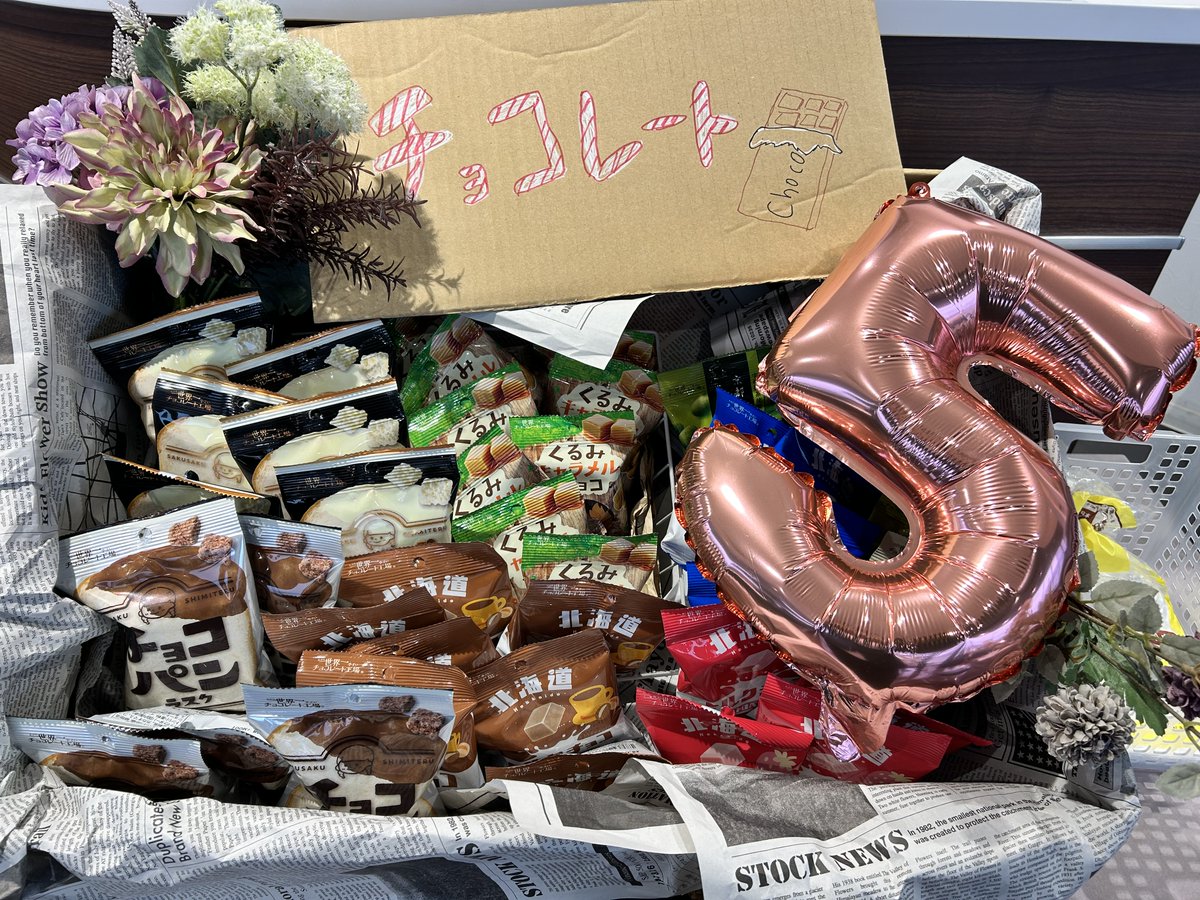 chiba66chimazes's tweet photo. 先週は年内最後 #千葉マツダ 東金店の周年祭でした！
５周年ということでたくさんのお客様が来店されました。チョコレートのプレゼントや缶バッチ作成などお客様に喜んでいただけたと思います。
これからも東金店と千葉マツダをよろしくお願いします！ https://t.co/OS7axuzDNw