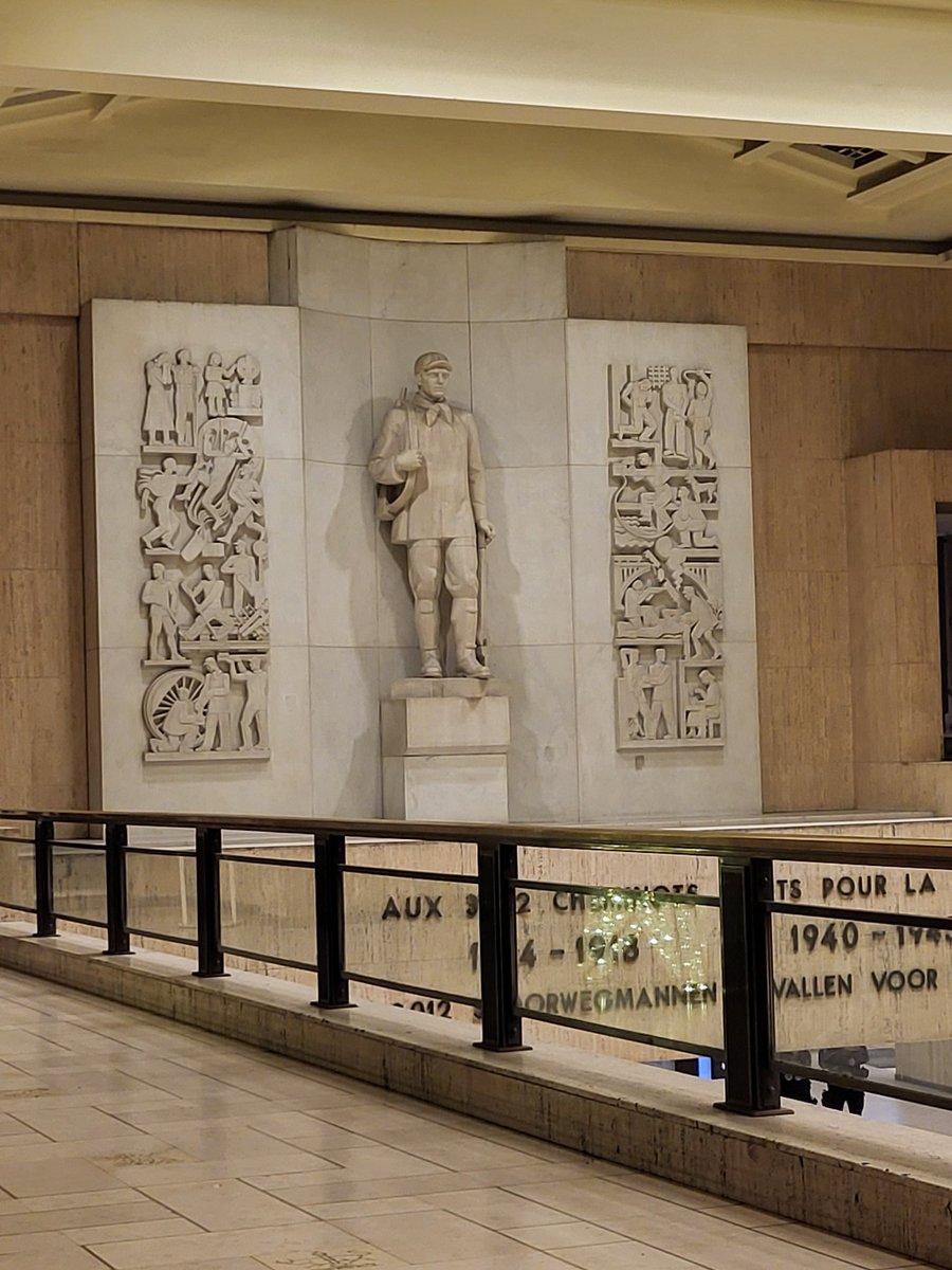 Final trip of the year is finished~

Sat here looking at this statue while I wait for my train.

Brussels was lots of fun. Been to many museums, walked quite a bit through the city. Enjoyed the food, the drinks, and the Xmas markets.

Not as bad as people made it out to be. ☺️