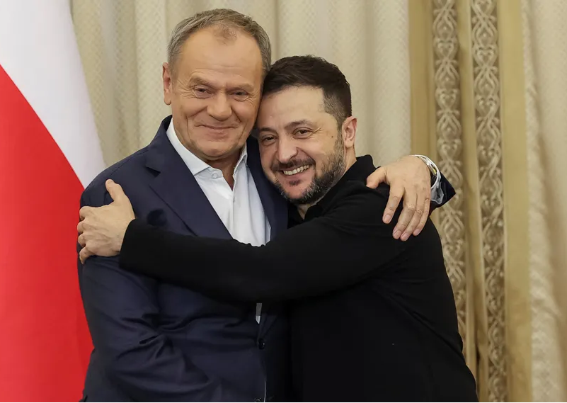 Ze specjalną dedykacją dla <a href="/NawrockiKn/">Karol Nawrocki</a> i <a href="/OficjalnyJK/">Jarosław Kaczyński</a>:
 tak wyglądają mężowie stanu światowego formatu, którym wy, zaplute nienawiścią karły moralne nawet do zelówek nigdy nie dorośniecie!!!!
#DonaldTusk
#ZelenskiHero