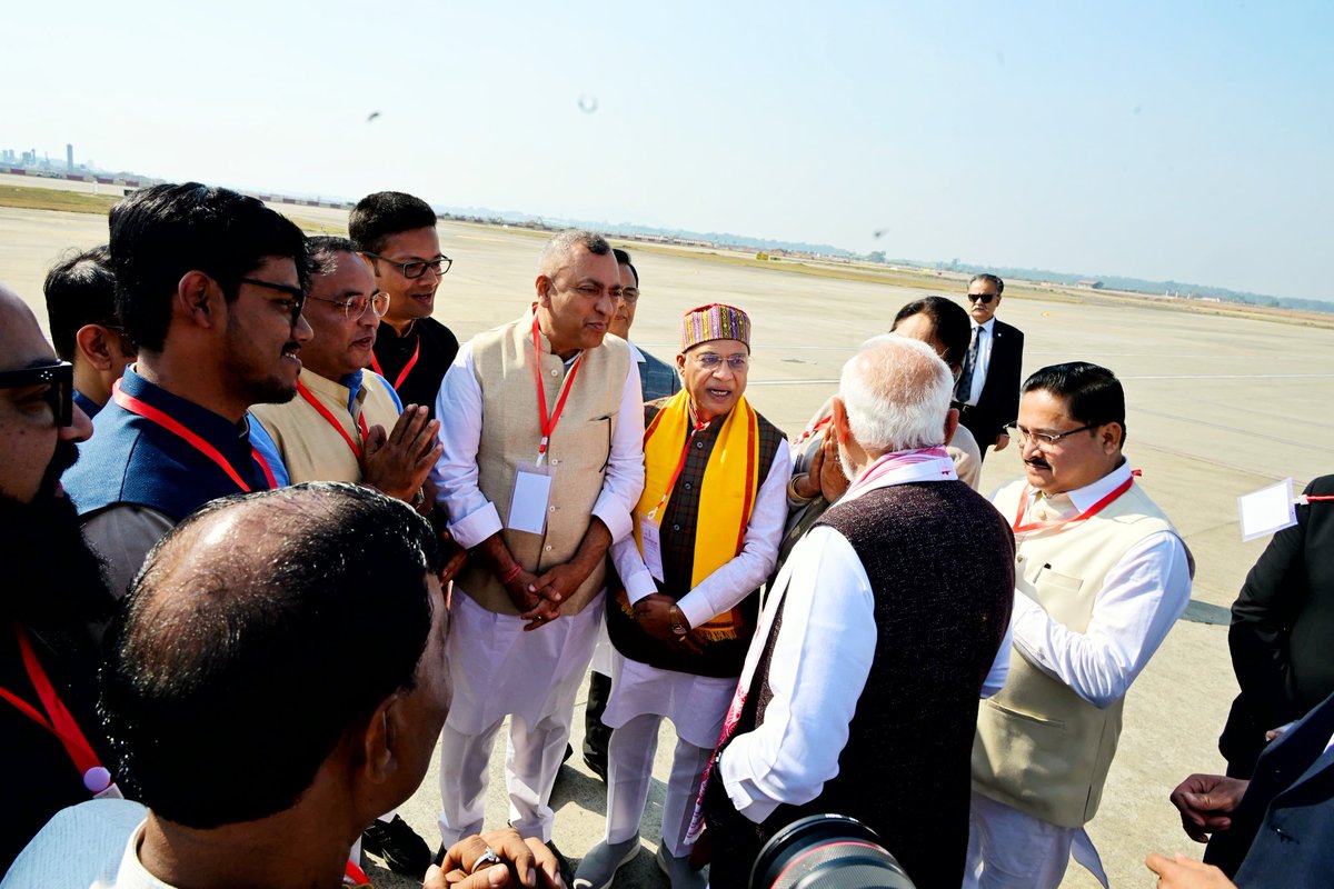 অসম প্ৰৱাসত থকা দেশৰ যশস্বী প্ৰধানমন্ত্ৰী মাননীয় শ্ৰীযুত নৰেন্দ্ৰ মোদী ডাঙৰীয়াই আজি গুৱাহাটীৰ পৰা ডিব্ৰুগড় অভিমূখে ৰাওনা হয়।

মাননীয় ৰাজ্যপাল শ্ৰীযুত লক্ষ্মন প্ৰসাদ আচাৰ্য্য ডাঙৰীয়া, মাননীয় কেন্দ্রীয় মন্ত্রী শ্ৰীযুত সৰ্বানন্দ সোণোৱাল ডাঙৰীয়া, মাননীয় মূখ্যমন্ত্রী ড°