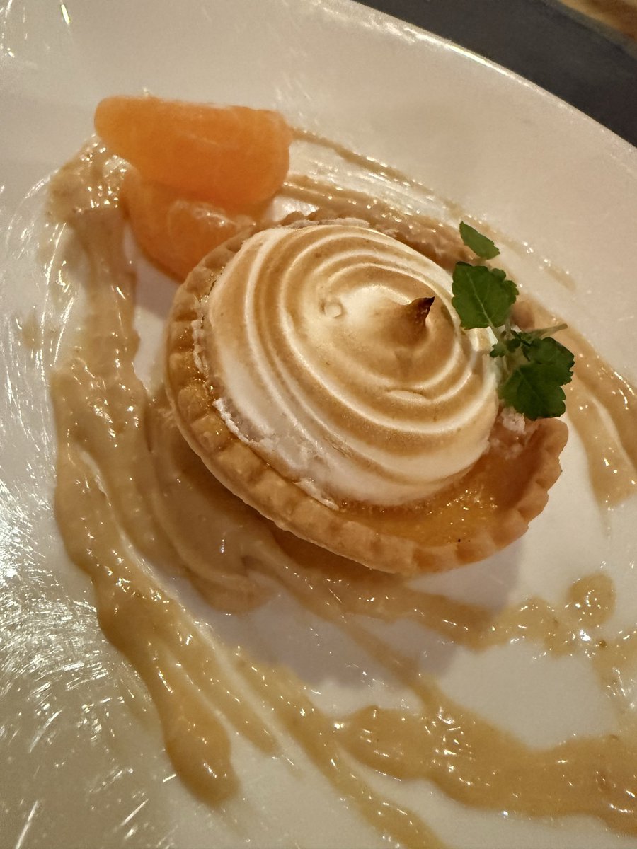 DoSuite's tweet photo. Usuários,

The most wonderful time of the year for a reason. 
Foie em modo Tatin, risotto de açafrão com bochecha de boi, tarte merengada de clementina. Sob escolta de um Primitivo Puglese,
Provedor. https://t.co/DEQQrxwxI9