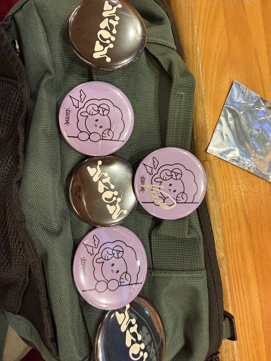 缶バッジさ。そういえば6個買ったんだ！って未開封だった一個を開け