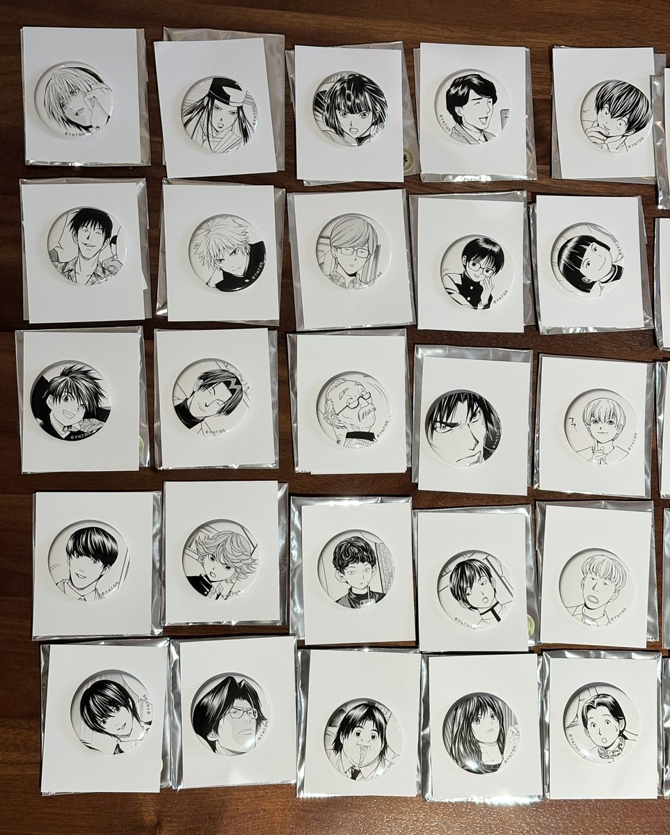 数ヶ月前に東京原画展で買った50種類缶バッジ、「万全な状態でゆっくり